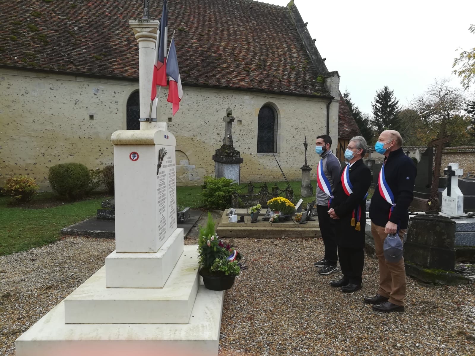 Maire et adjoints cimetiere